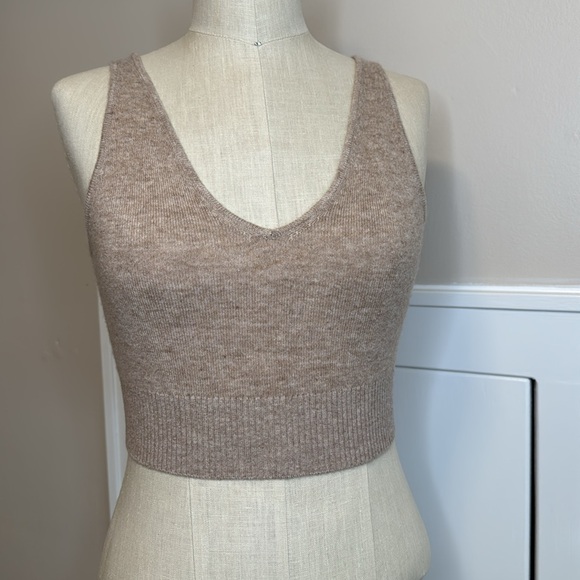 Quince V-Neck Mongolian Cashmere Crop Top Heathered Oatmeal - Picture 3 of 5